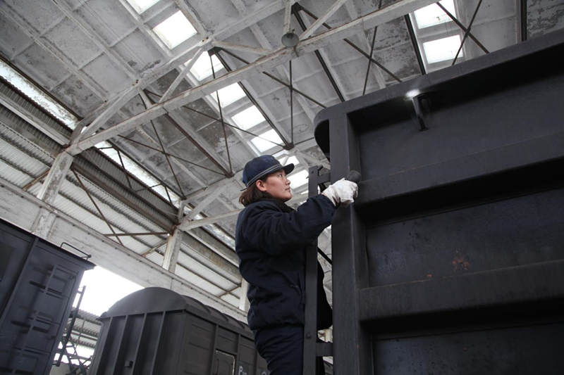 Yang Fang climbed the car body more than 3 meters high to check the fault point (picture provided by Ankang Depot of Xi 'an Bureau Group Company).