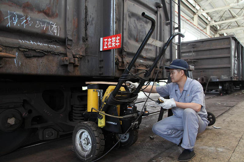 Feng Wei is organizing the unloading operation.